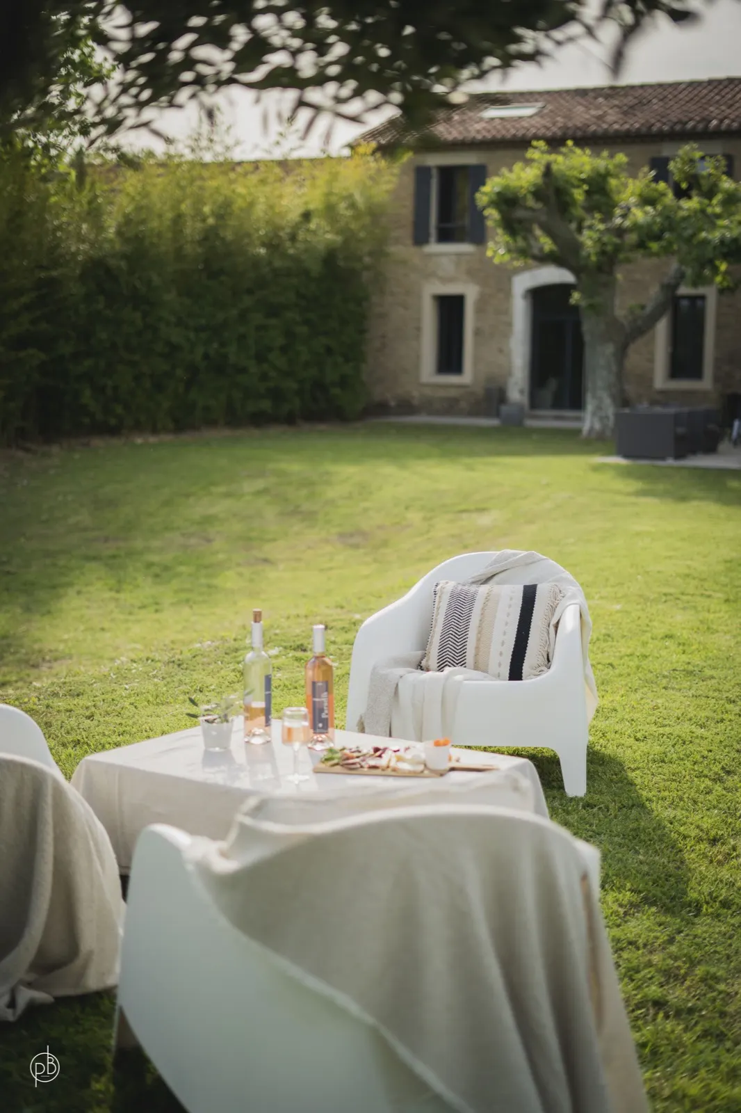 Vue sur le jardin et les usages événementiels du lieu