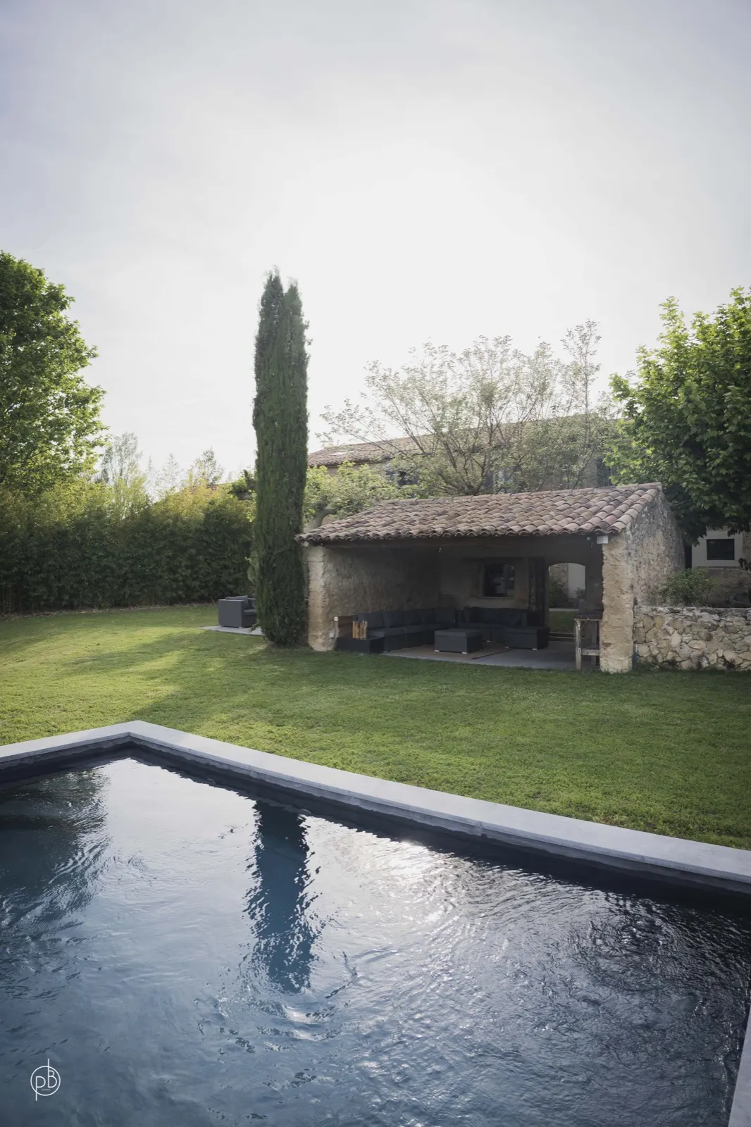 Cabanon et jardin dans le cadre du mas