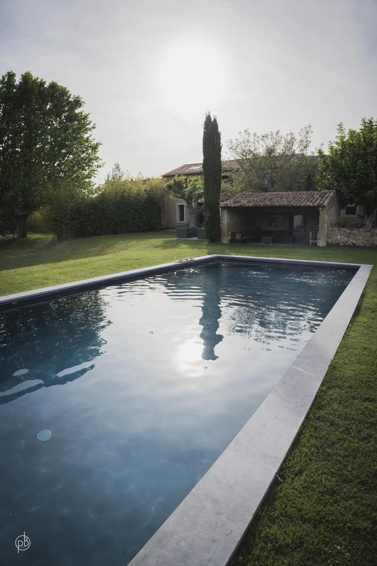 Piscine, cabanon et végétation dans la lumière du Luberon